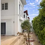 Luxury With Private Pool & Terrace In וילה *